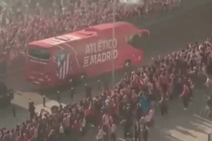 Μεγαλειώδης υποδοχή της αποστολής των ροχιμπλάνκος, κατά την άφιξή της στο Μετροπολιτάνο