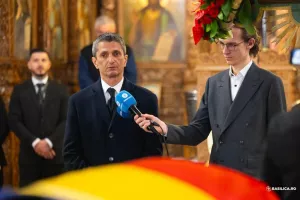 (Φώτος) Λύγισε...ο Ραζβάν στην κηδεία του Μιρτσέα Λουτσέσκου