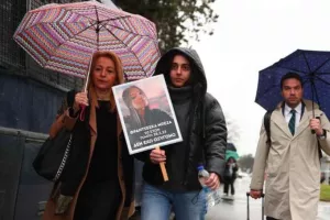Οργή, ένταση και βαριές καταγγελίες συγγενών στη δίκη των Τεμπών