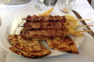 Τέλος το...φθηνό σουβλάκι