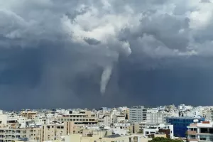 Aνεμοστρόβιλος στη Λευκωσία (Βίντεο)