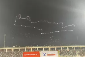 (Φώτος) Eντυπωσιακό drone show με ξεχωριστή αφιέρωση