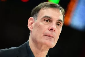 "Νομίζουμε ότι τα πάντα περιστρέφονται γύρω μας, στον μικρόκοσμό μας"