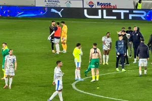 (Φώτος kerkida) Αγκαλιά, κουβέντα και... ανταλλαγή 