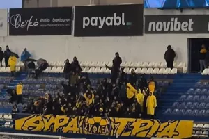 (ΒΙΝΤΕΟ Kerkida) Τραγούδι ΚΑΙ στη βροχή οι ΑΕΛίστες