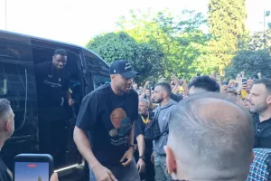 Τρέλα στο Παλέ για Γιάννη, Σιάο, Θανάση και μαμά Αντετοκούνμπο