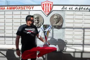 Πόζα... με το τρόπαιο! (Φώτος)