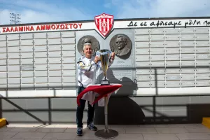 Πόζα... με το τρόπαιο! (Φώτος)