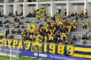 (Βίντεο kerkida) ΑΕΛίστες/"Δεν ξενερώσαμε και σου τραγουδάμε, το κεφάλι ψηλά..."