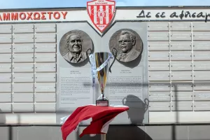 Πόζα... με το τρόπαιο! (Φώτος)
