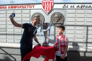 Πόζα... με το τρόπαιο! (Φώτος)