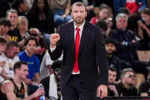 «Να σκεφτούμε μακροπρόθεσμα και όχι μόνο έναν αγώνα»