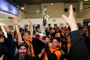 Κύπελλο το βράδυ, εξετάσεις για ελληνική ιθαγένεια το πρωί