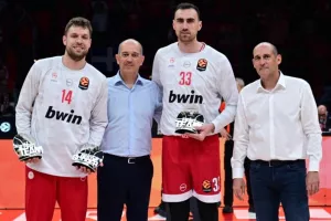 (Βίντεο) Οι Αγγελόπουλοι βράβευσαν τους Βεζένκοφ και Μιλουτίνοφ 