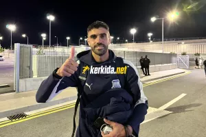 Την κρατά... ο Άδωνη