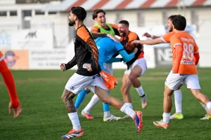 (ΒΙΝΤΕΟ Kerkida/φώτος) Πανηγύρισε την άνοδο με Sha La La La!