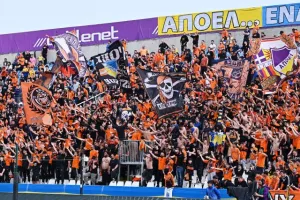 ΦΩΤΟΣ από τις κερκίδες στο ΑΠΟΕΛ-Απόλλων