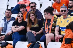 (ΑΠΟΕΛ-Πάφος) ΦΩΤΟΣ από τις κερκίδες