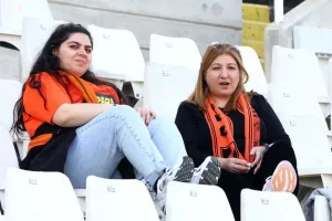 (ΑΠΟΕΛ-Πάφος) ΦΩΤΟΣ από τις κερκίδες