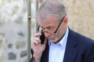 Αψηφά την αγγλική κυβέρνηση για το αδιέξοδο των 2,3 δισ. ευρώ