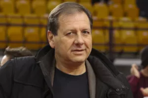Πνήγικε στις αγγαλίες ο Αγγελόπουλος