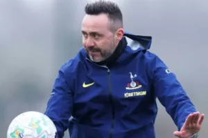 Ενθουσιασμός στην Τότεναμ, οι παίκτες αποθεώνουν τον Ντε Τζέρμπι