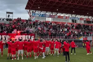 Καλημέρισε... τον ερυθρόλευκο λαό! (Βίντεο)