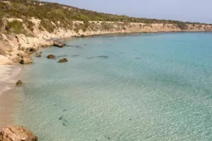 Εντοπίστηκε πτώμα σε αποσύνθεση σε παραλία στον Ακάμα