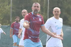 Ποιος άλλος;