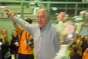 Το ζεϊμπέκικο του Μιχάλη Μπούση στο αεροδρόμιο! (Βίντεο)