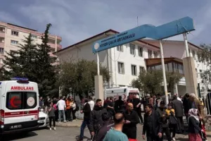 15χρονος άνοιξε πυρ - νεκροί και τραυματίες (βίντεο)