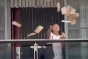 Πέταξε 160.000 δολάρια από το μπαλκόνι μετά από τσακωμό με τον σύζυγό της