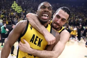 ΑΕΚ: Η αποθέωση στον Σάκοτα και το πάρτι πρόκρισης (βίντεο)