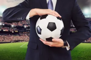 Πληρώνει αλόγιστα τους ατζέντηδες των παικτών!