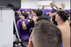 (Βίντεο) Τα "έσπασαν" στα αποδυτήρια για την ιστορική άνοδο!