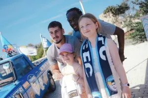 (Φώτος) Μοίρασαν... αυτόγραφα και χαμόγελα