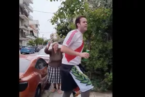 (Βίντεο) Οπαδοί της Ράγιο έκαναν εξέδρα με... γιαγιάδες στον δρόμο!