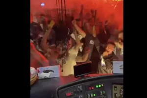 (Βίντεο) Η ΑΠΟΘΕΩΣΗ... μέσα από το λεωφορείο! 