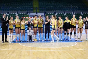 (Φώτος) Το κύπελλο στην Ολυμπιάδα