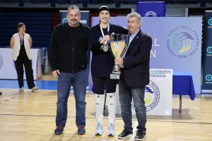 (Φώτος) Το κύπελλο στην Ολυμπιάδα