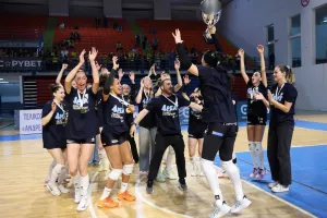(Φώτος) Το κύπελλο στην Ολυμπιάδα