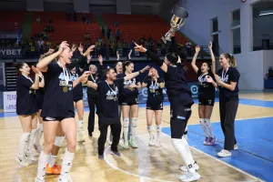 (Φώτος) Το κύπελλο στην Ολυμπιάδα