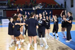(Φώτος) Το κύπελλο στην Ολυμπιάδα