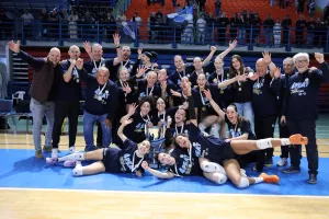 (Φώτος) Το κύπελλο στην Ολυμπιάδα