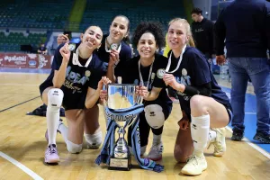 (Φώτος) Το κύπελλο στην Ολυμπιάδα