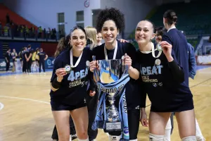 (Φώτος) Το κύπελλο στην Ολυμπιάδα
