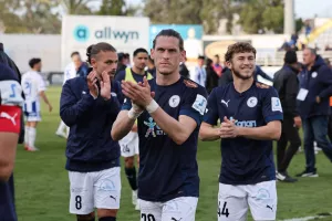 Παραμένει στο κόλπο  