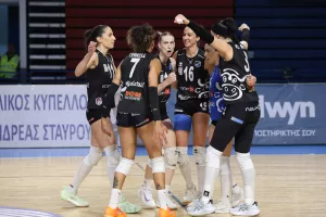 (Φώτος) Το κύπελλο στην Ολυμπιάδα
