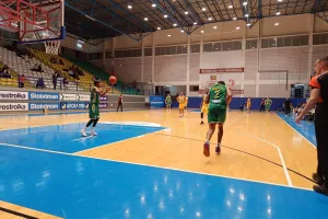 (Φώτος kerkida) ΑΠΟΕΛ-ΑΕΚ: Νίκη για τους "γαλαζοκίτρινους" και στα... ίσα η σειρά