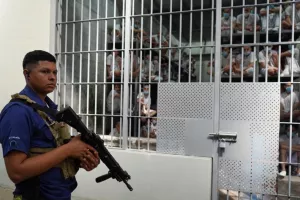 (Βίντεο) Δεκάδες αλυσοδεμένοι κρατούμενοι παρακολουθούν τη δίκη τους